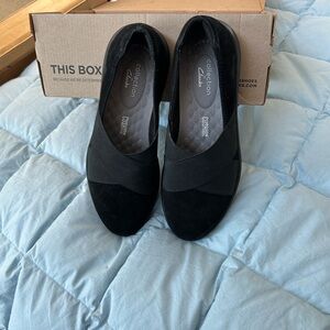 Clarks Women's Black Loafers, flats, slip-on black 5M